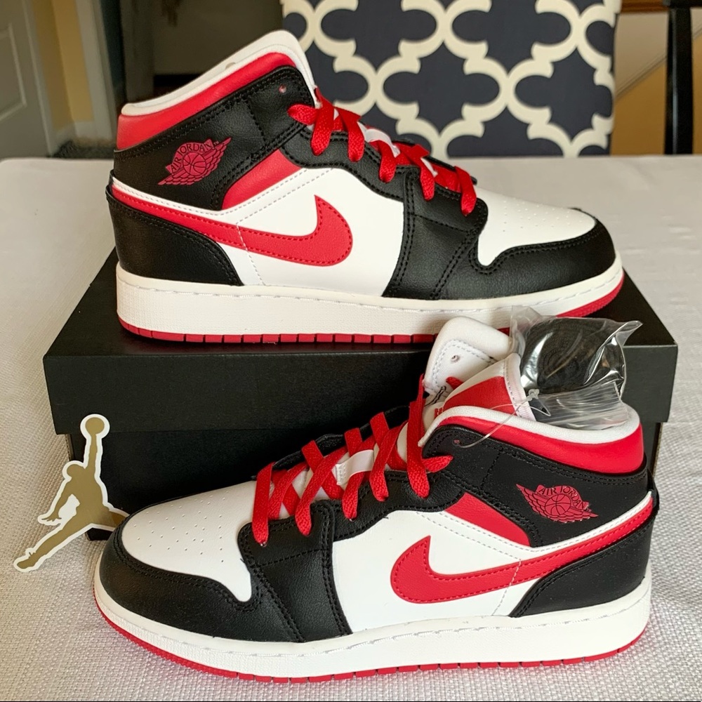 Jordan 1 Mid GS ‘Very Berry’